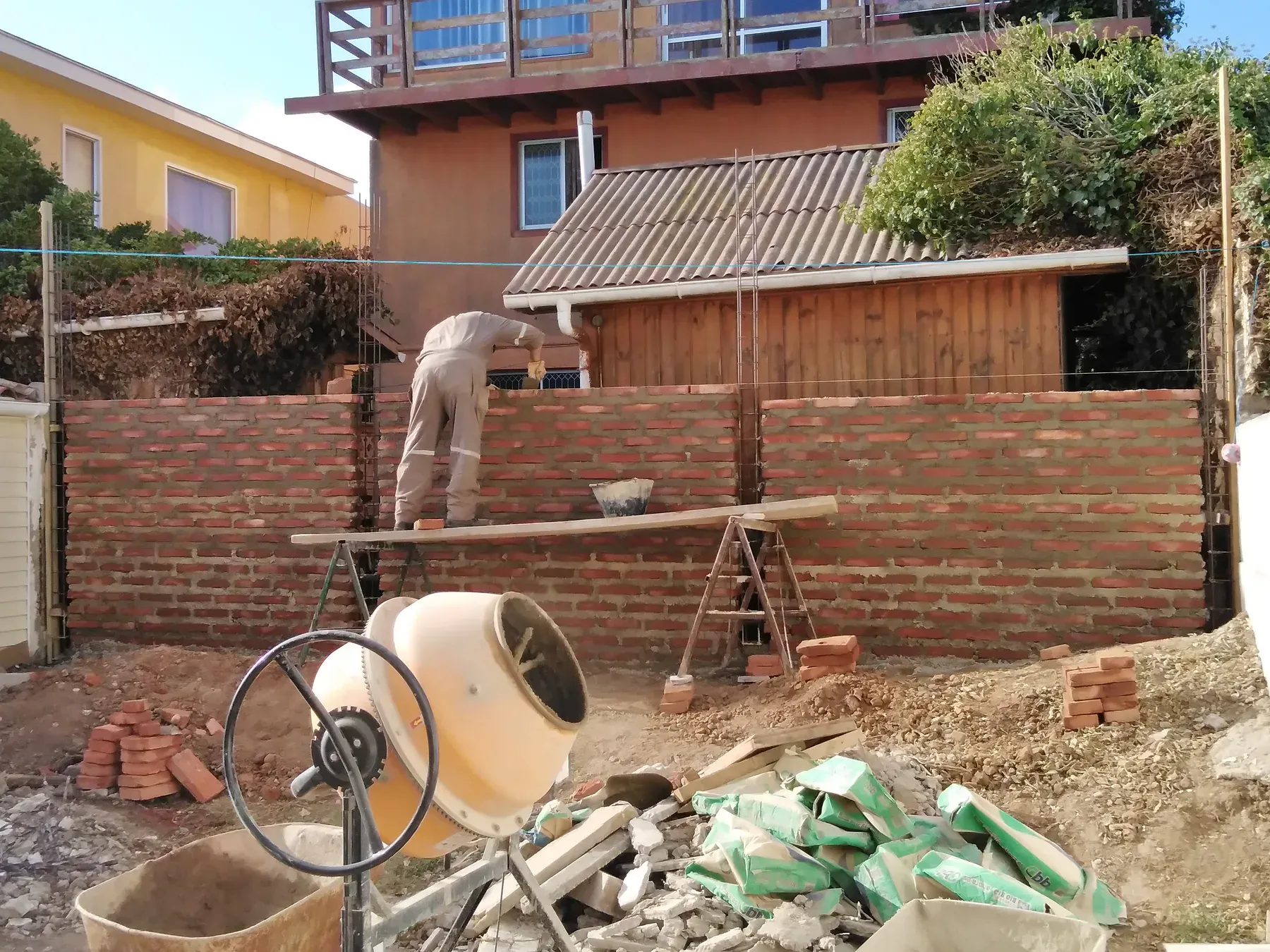 Trabajo de albañilería en un patio residencial.
