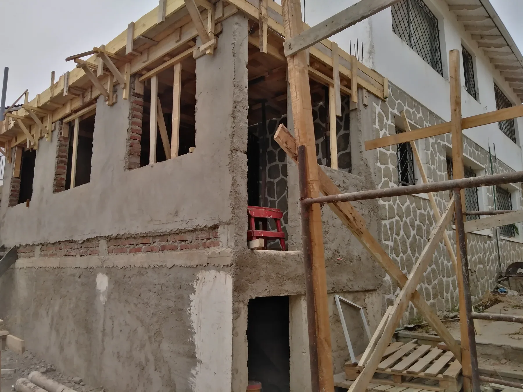 Volumen residencial en proceso de construcción y terminación.