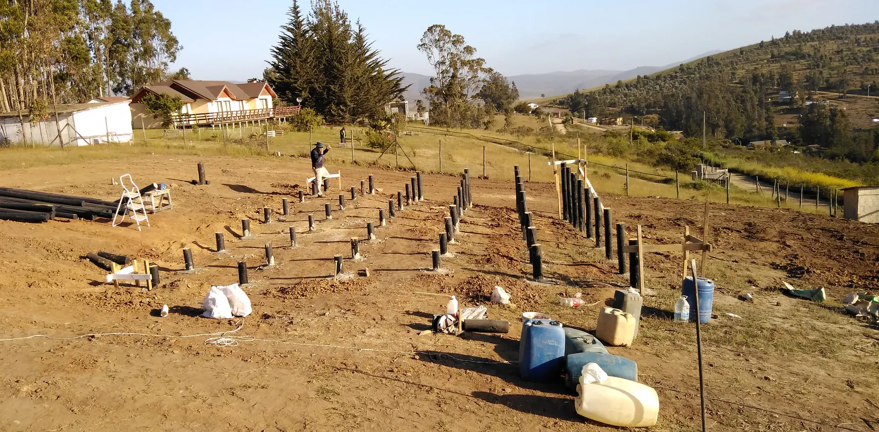 Retícula de apoyos de fundación distribuida sobre el terreno.