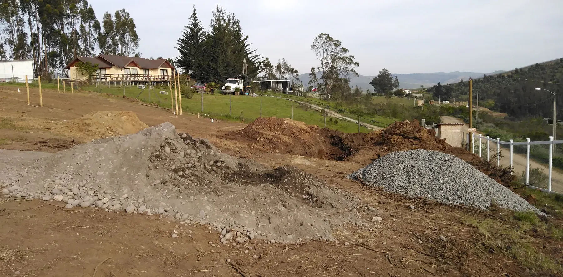Terreno de proyecto entre lomas y paisaje rural.