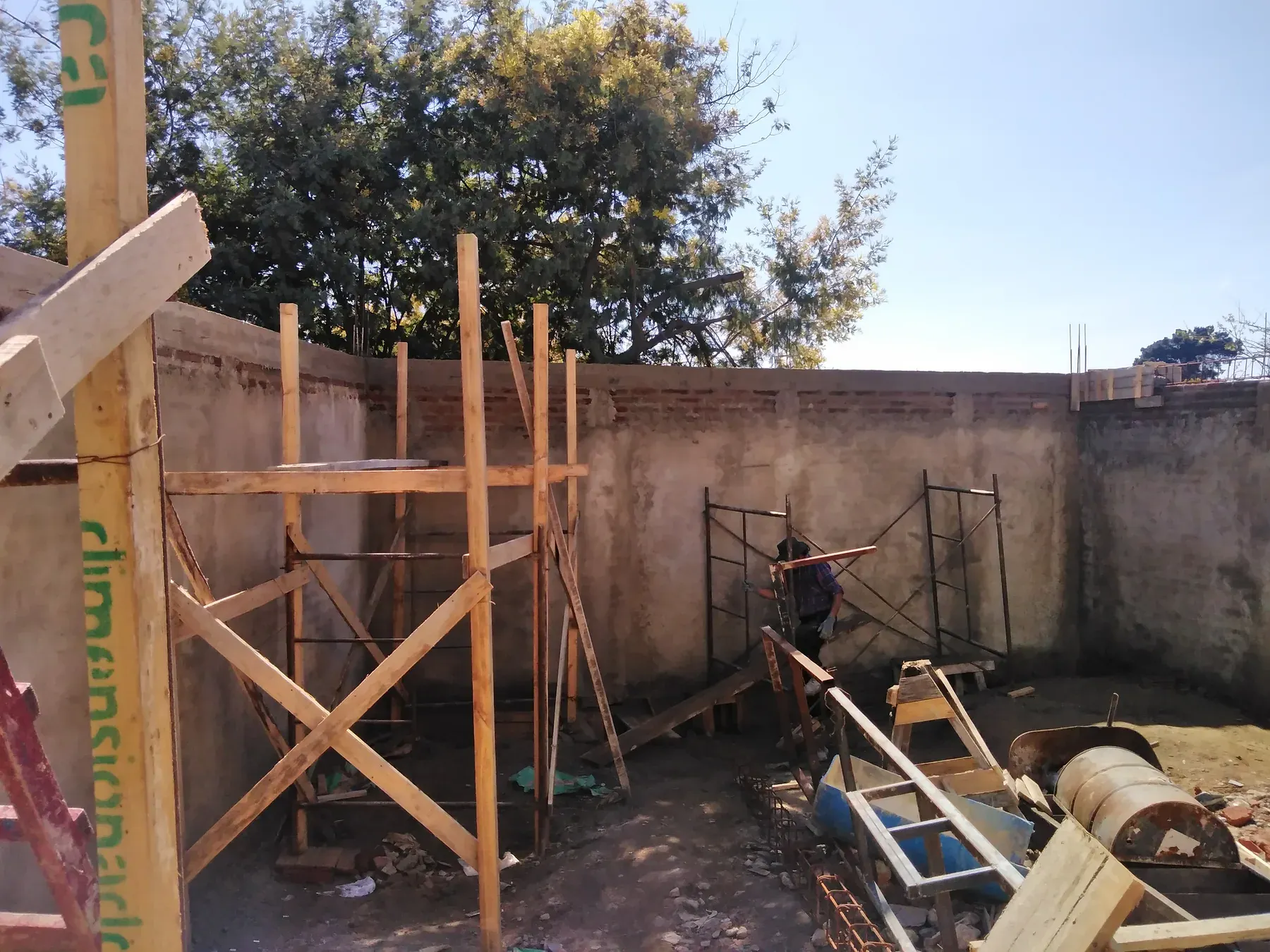 Moldaje de madera y armaduras durante una etapa estructural.