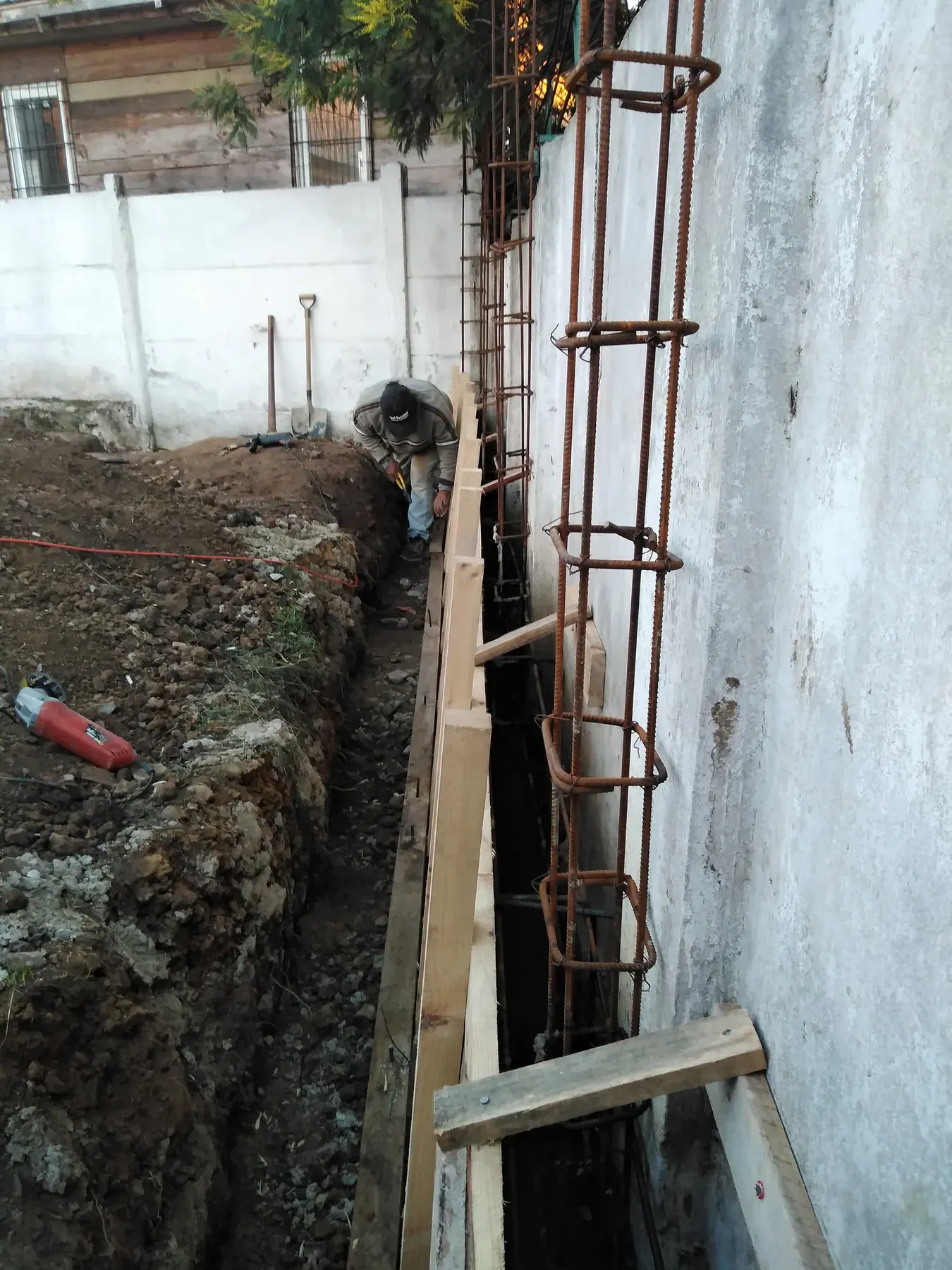 Refuerzo de acero preparado dentro de una excavación estrecha.