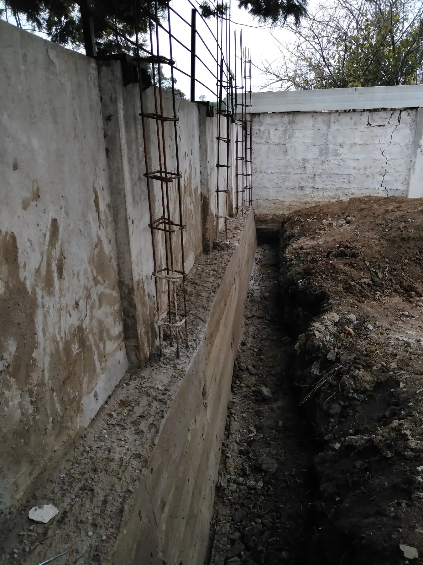 Excavación y armadura vertical en el encuentro con una construcción existente.