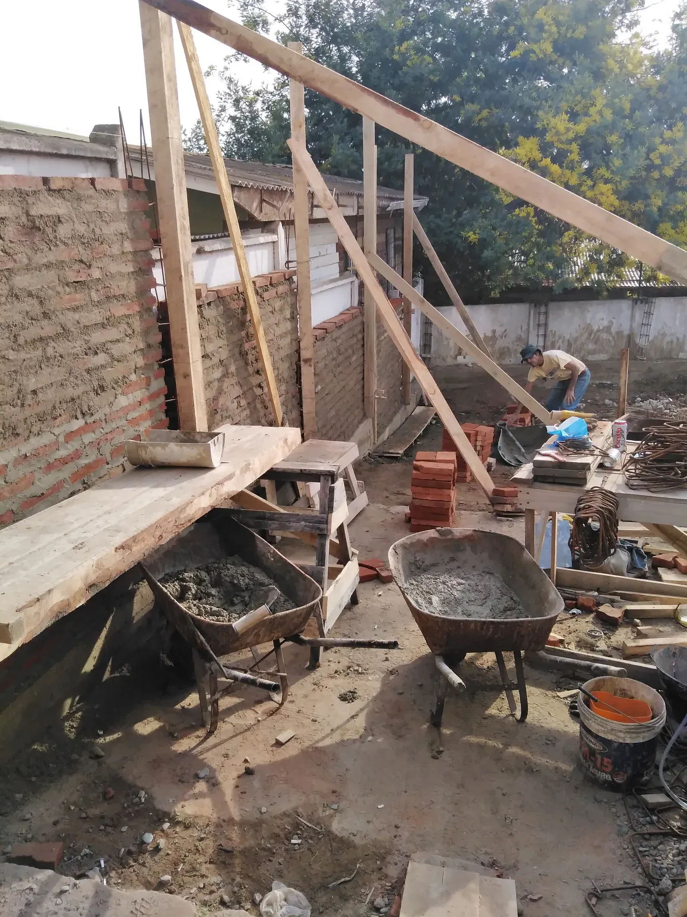 Moldaje de madera durante una etapa de albañilería y estructura.