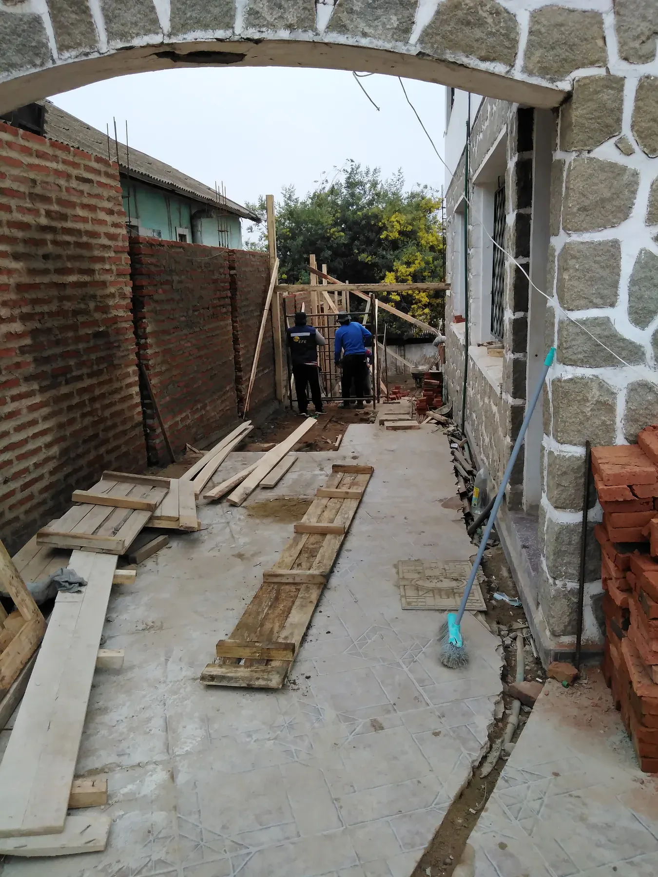Superficie construida dentro de un pasaje delimitado por muros existentes.
