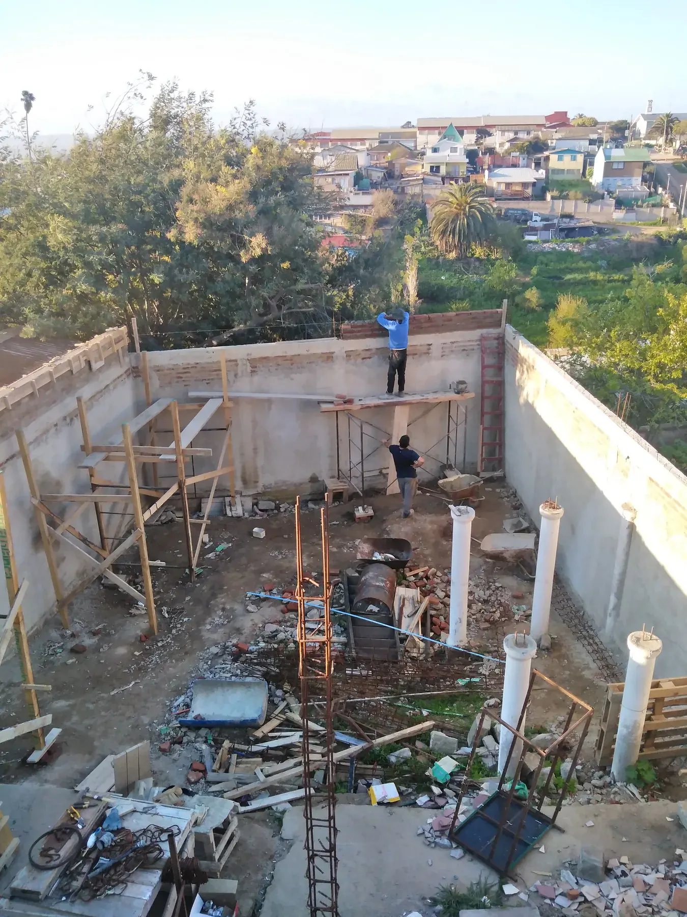 Conjunto de moldajes, refuerzos y tuberías coordinados dentro del recinto.
