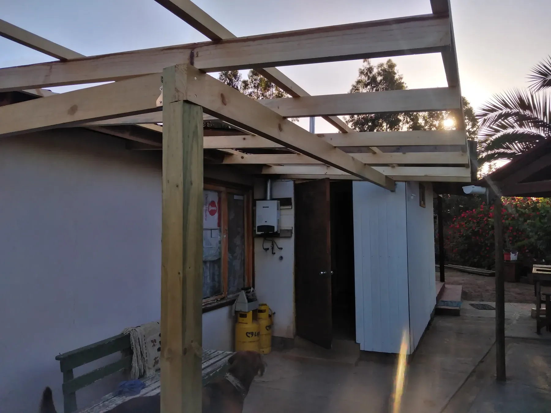 Estructura de madera para una cubierta liviana sobre un patio.