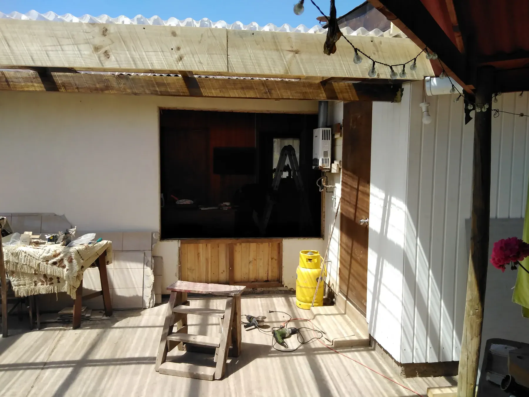 Volumen liviano exterior integrado a un patio residencial.