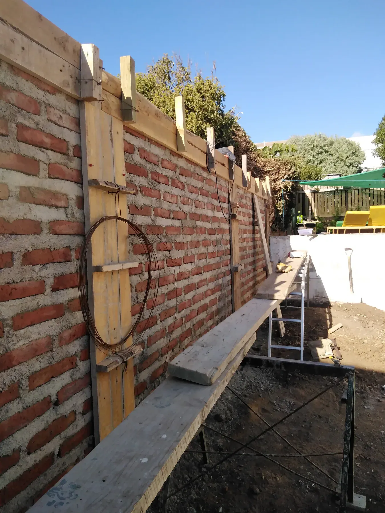 Muro de ladrillo y moldaje durante una etapa estructural.