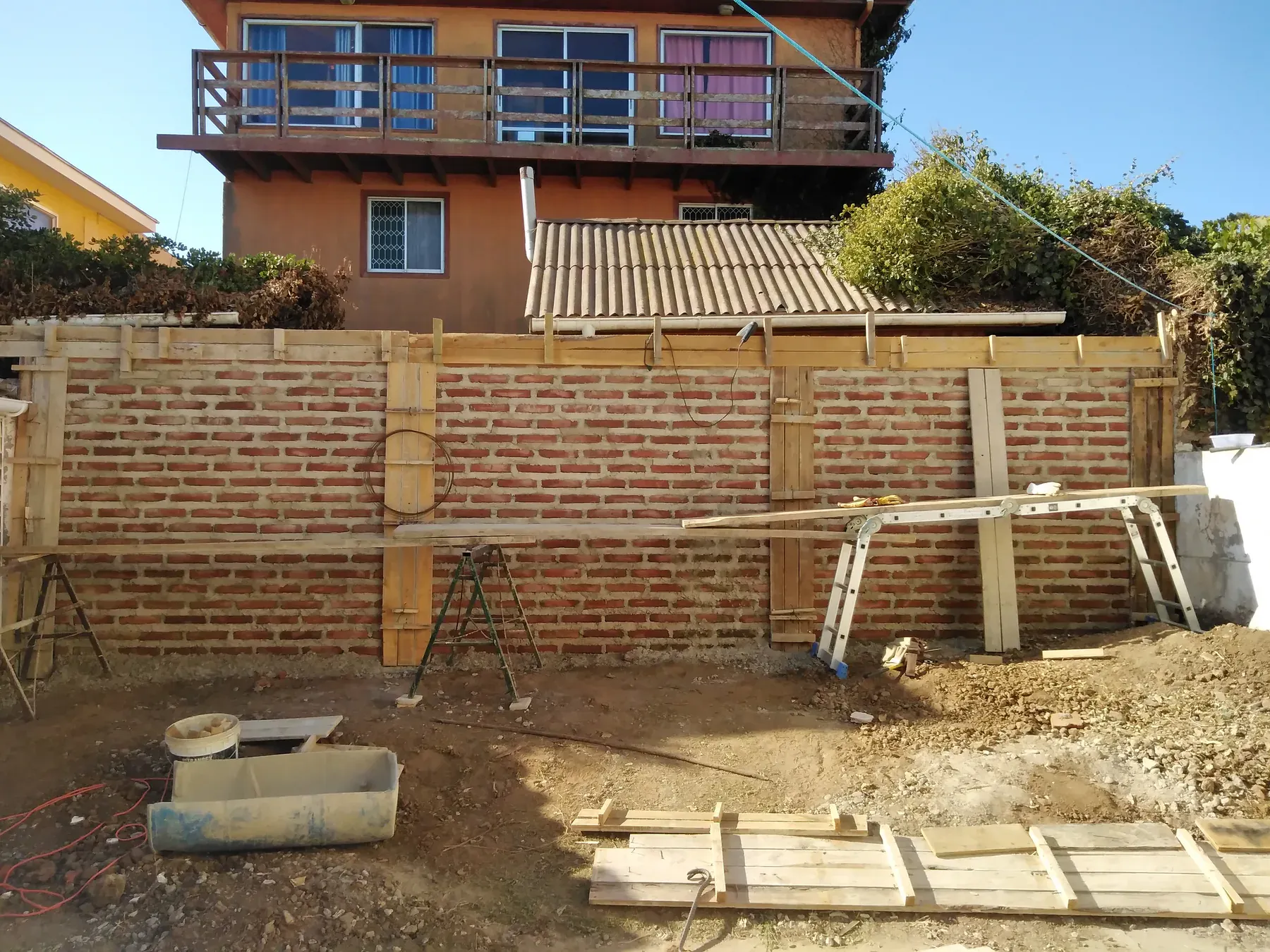 Muro de albañilería confinado por pilares de refuerzo.