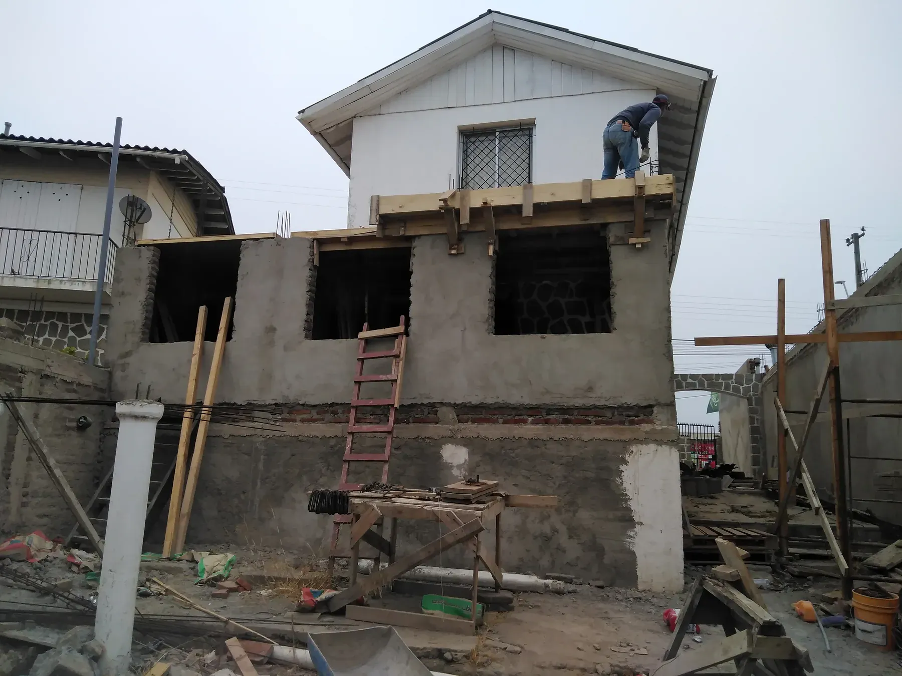 Fachada y volumen exterior en proceso de construcción.