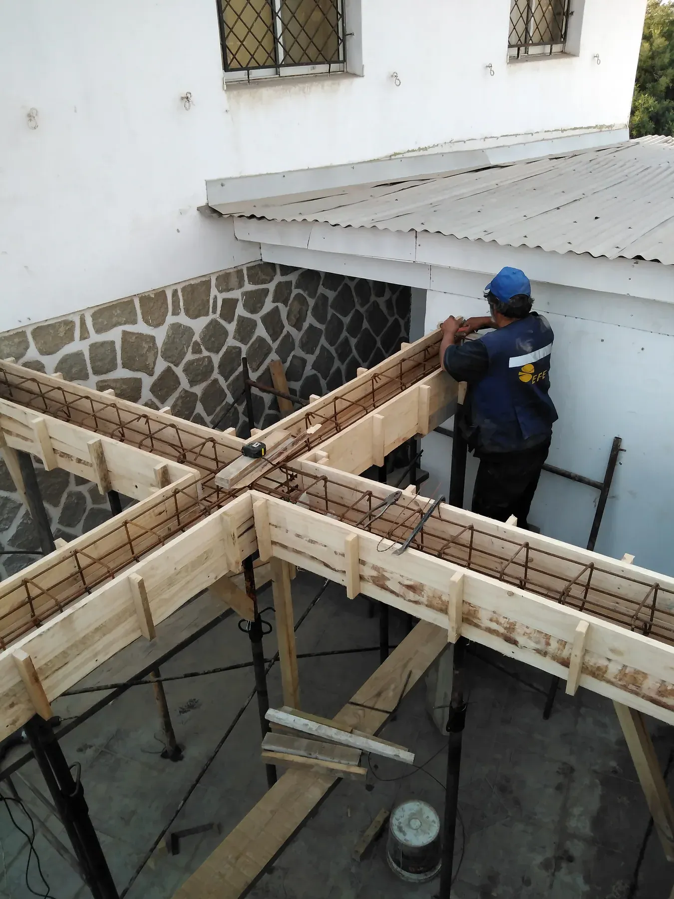 Registro de terreno junto a una construcción existente antes de intervenir.