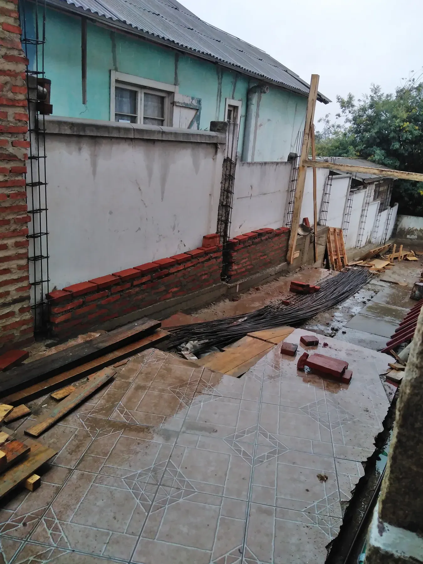 Muros laterales y armaduras de una ampliación residencial.