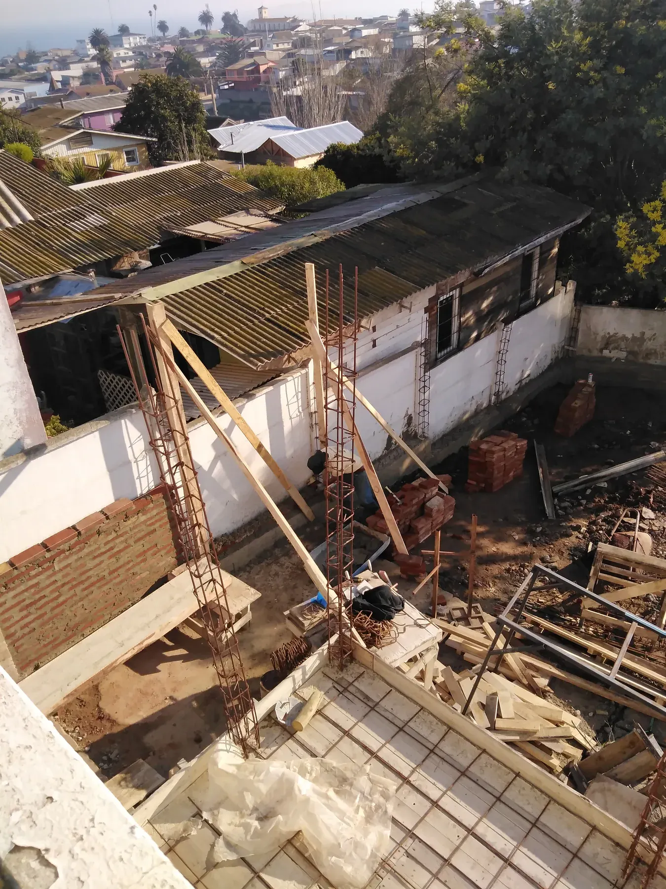 Moldajes de madera y refuerzos durante el avance estructural.