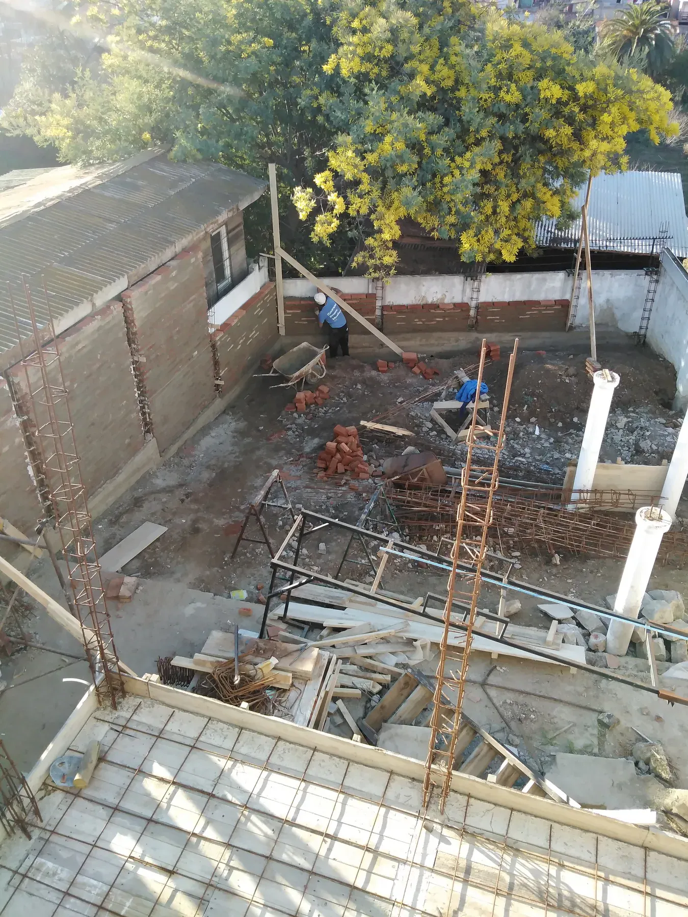 Vista de fundaciones, armaduras e instalaciones dentro del recinto.