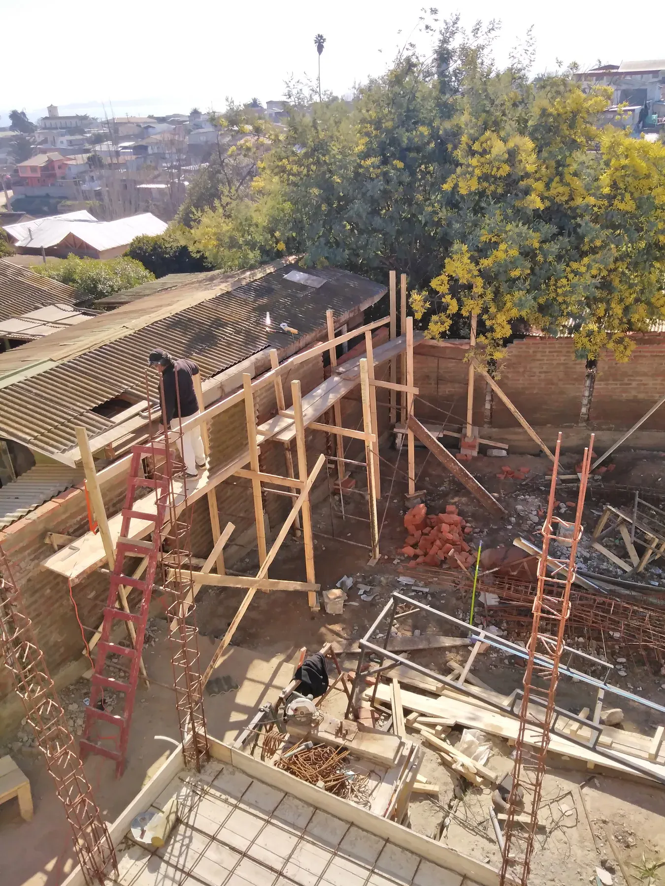 Pilares, vigas y moldajes conformando una nueva crujía.