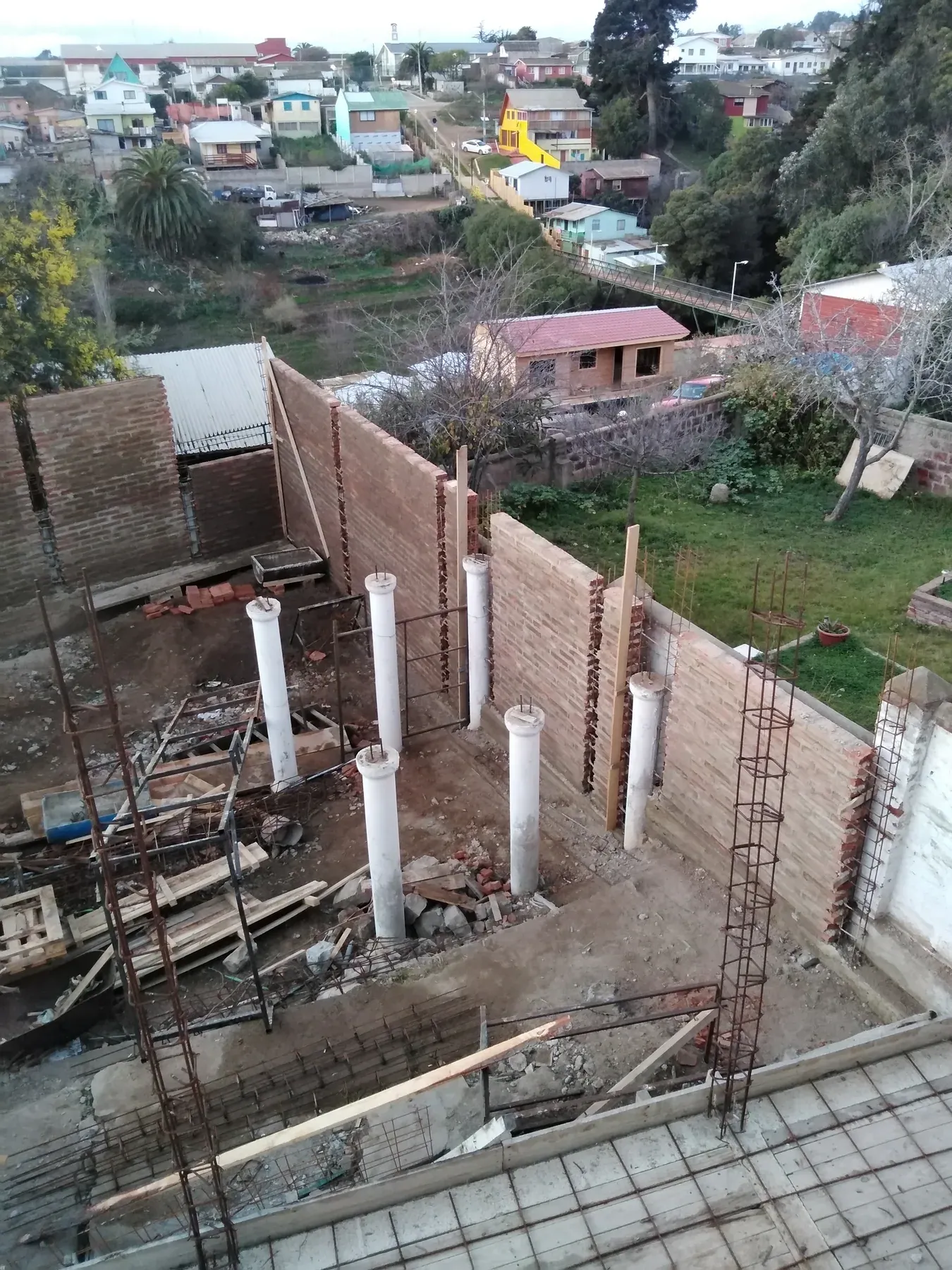 Vista elevada del volumen de albañilería y su contexto urbano.