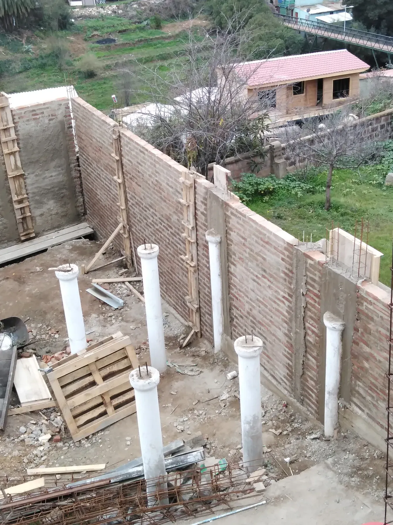 Tuberías sanitarias emergiendo antes del cierre de la estructura.