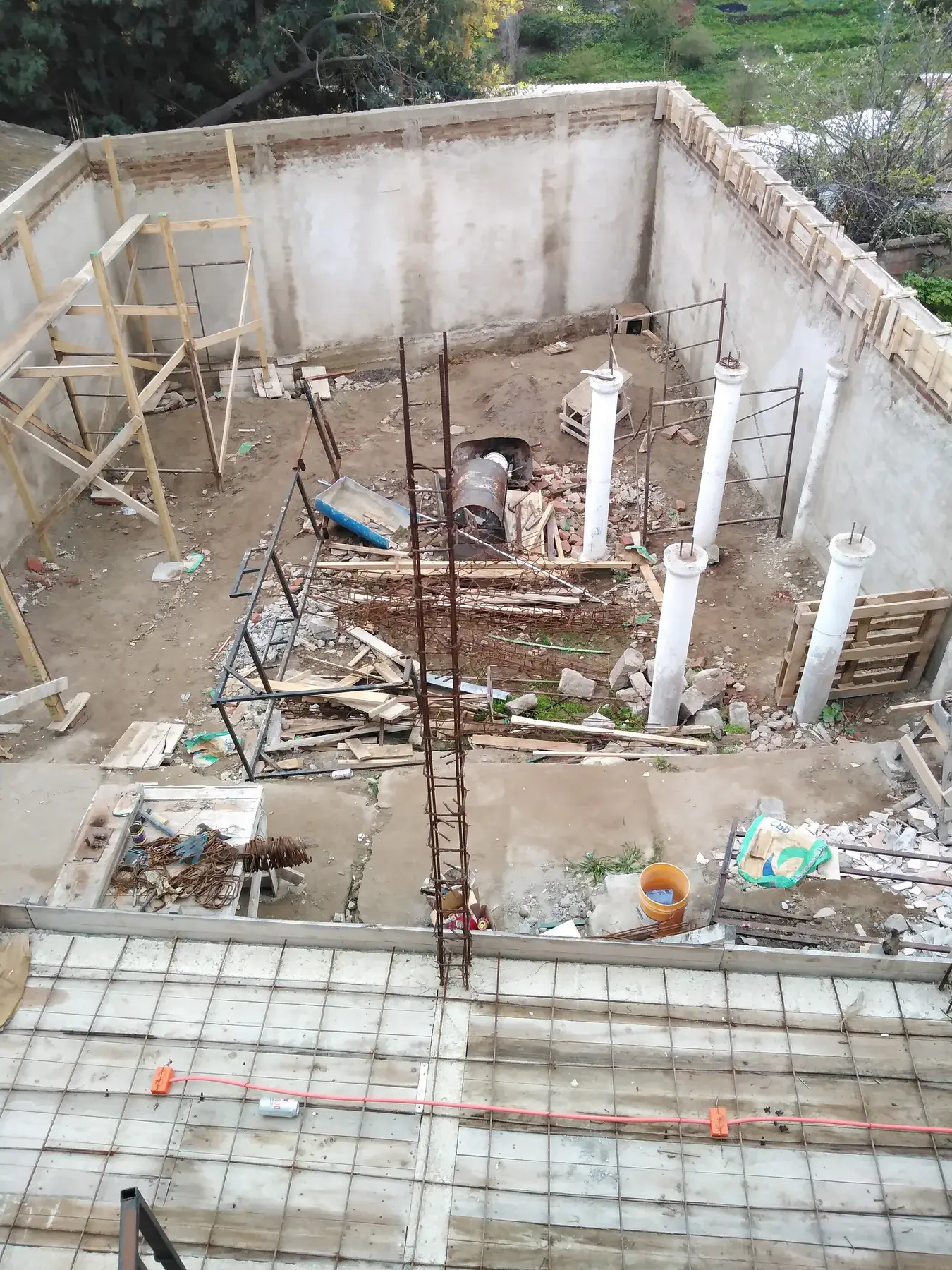 Recinto con pasadas sanitarias, muros y apoyos aún visibles.