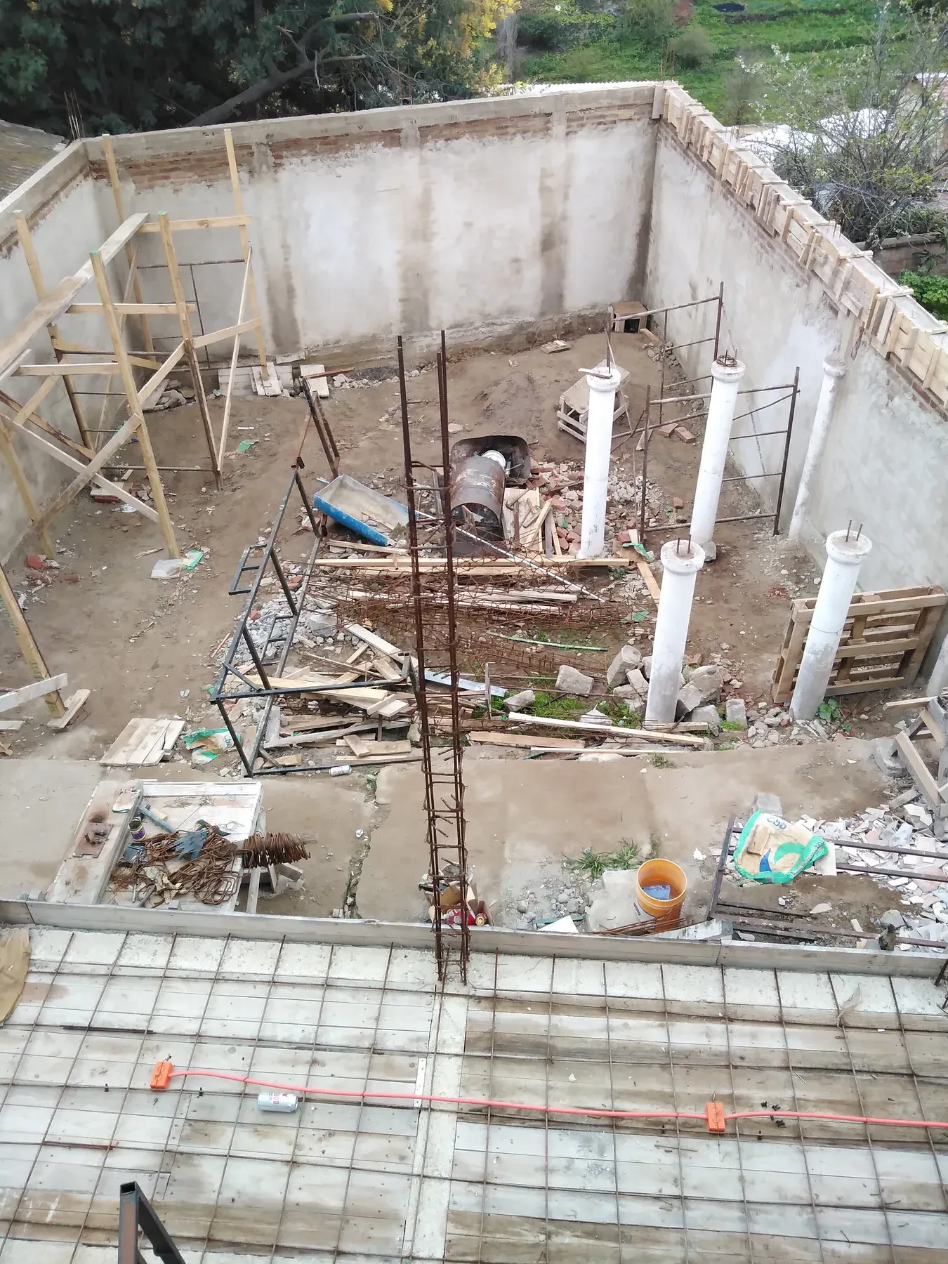 Recinto con pasadas sanitarias, muros y apoyos aún visibles.