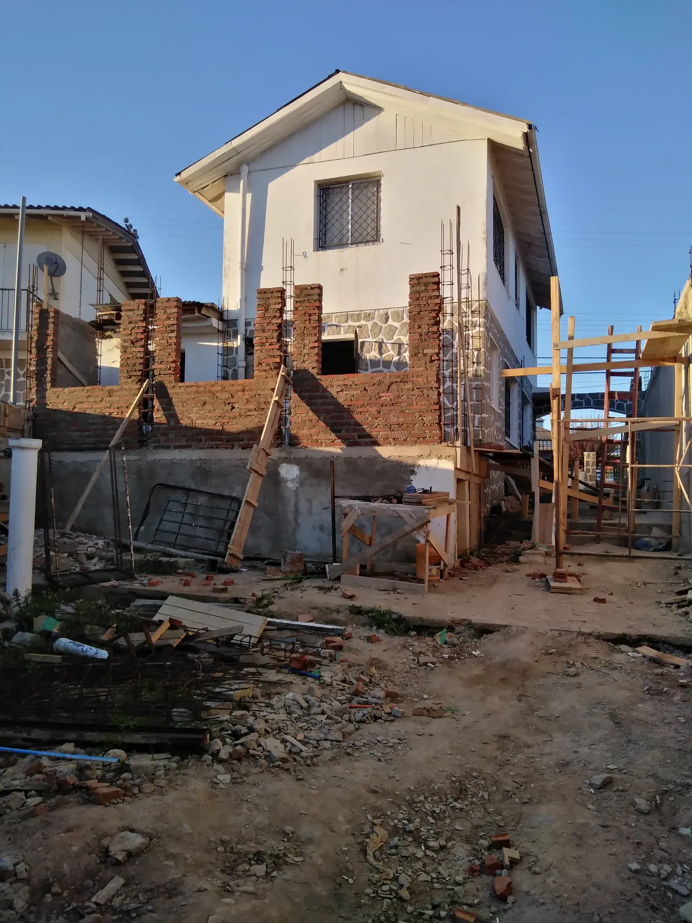 Volumen residencial con muros levantados bajo un cielo despejado.