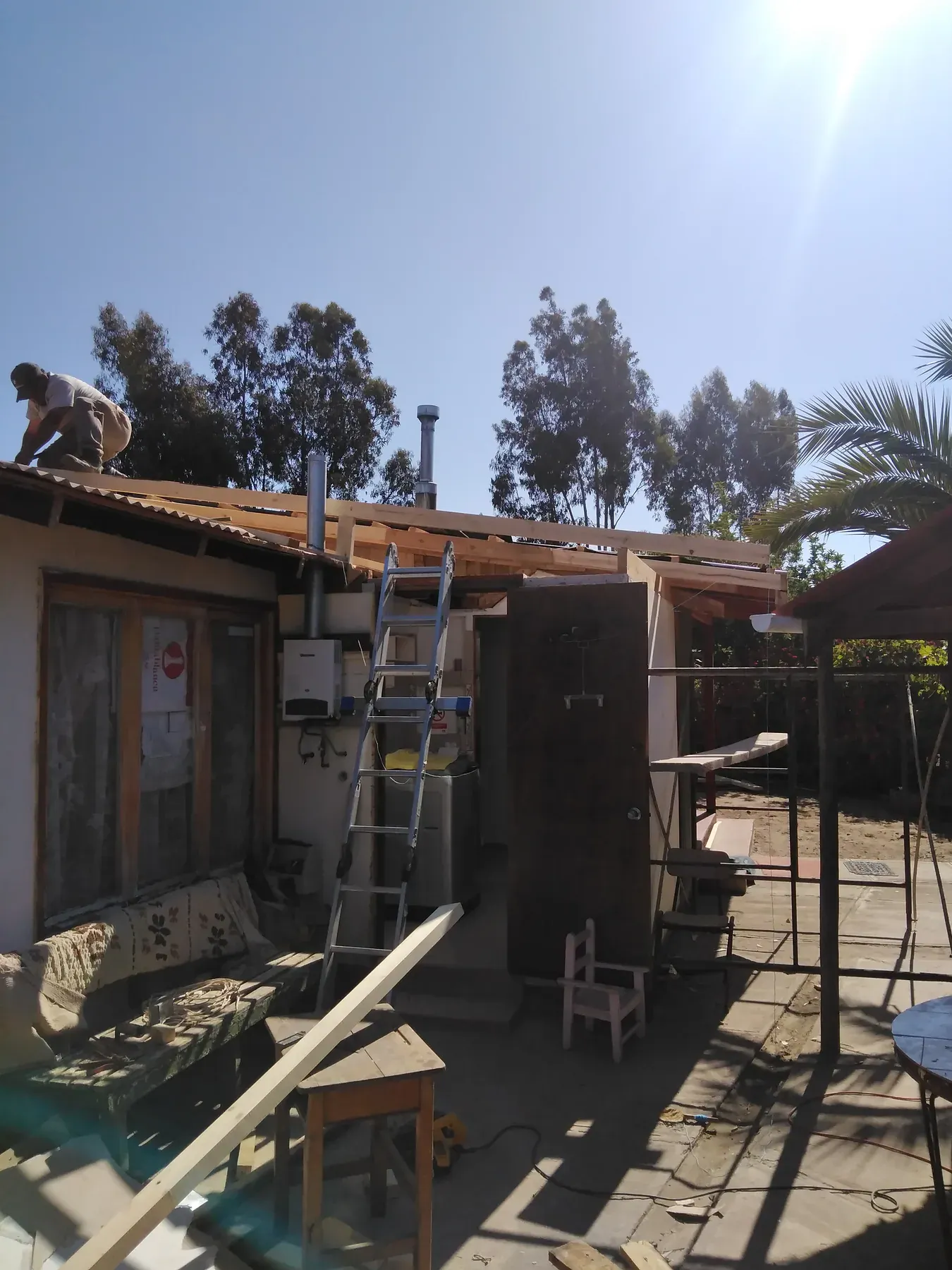 Estructura de cubierta de madera lista para recibir sus terminaciones.